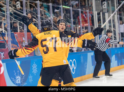 MAUER Frank r. (GER/Nr. 28) hinten jubelt nach seinem Tor zum 0:3, mit Marcel Goc (GER/N. 57), goaljubel, jubilationtraube, Eishockey Halbfinale Kanada (CAN) - Deutschland (GER) 3:4, Eishockey-Men's Play-offs Halbfinale, Spiel 28 am 23.02.2018 Olympische Winterspiele 2018, vom 09.02. - 25.02.2018 in PyeongChang/Suedkorea. | Verwendung weltweit Stockfoto