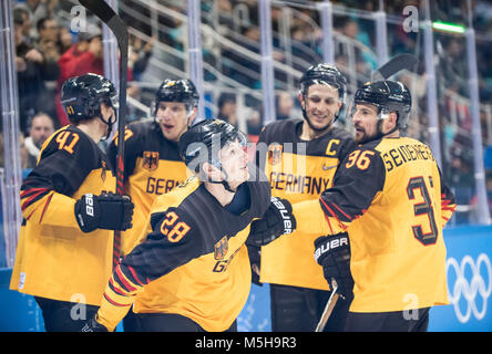 MAUER Frank (GER/Nr. 28) 2. v. links, jubelt nach seinem Tor zum 0:3, mit Marcel Goc (GER/N. 57), und Jonas MULLER, Muller, Mueller, (GER/, Nr. 41) und Yannik SEIDENBERG (GER/Nr. 36), goaljubel, jubilationtraube, Eishockey Halbfinale Kanada (CAN) - Deutschland (GER) 3:4, Eishockey-Men's Play-offs Halbfinale, Spiel 28 am 23.02.2018 Olympische Winterspiele 2018, vom 09.02. - 25.02.2018 in PyeongChang/Suedkorea. | Verwendung weltweit Stockfoto