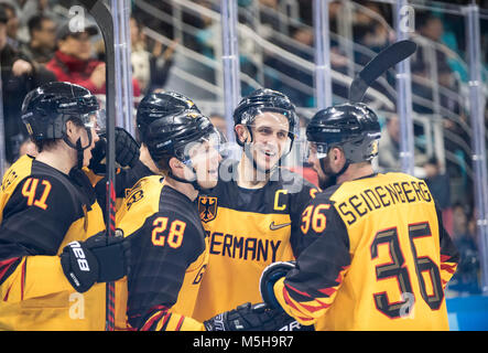 MAUER Frank (GER/Nr. 28) 2. v. links, jubelt nach seinem Tor zum 0:3, mit Marcel Goc (GER/N. 57), und Jonas MULLER, Muller, Mueller, (GER/, Nr. 41) und Yannik SEIDENBERG (GER/Nr. 36), goaljubel, jubilationtraube, Eishockey Halbfinale Kanada (CAN) - Deutschland (GER) 3:4, Eishockey-Men's Play-offs Halbfinale, Spiel 28 am 23.02.2018 Olympische Winterspiele 2018, vom 09.02. - 25.02.2018 in PyeongChang/Suedkorea. | Verwendung weltweit Stockfoto