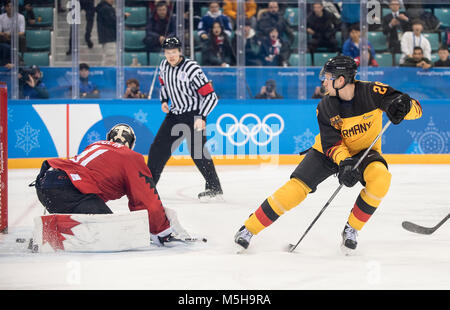 MAUER Frank r. (GER/Nr. 28) schiesst das Tor zum 0:3, Aktion, Eishockey Halbfinale Kanada (CAN) - Deutschland (GER) 3:4, Eishockey-Men's Play-offs Halbfinale, Spiel 28 am 23.02.2018 Olympische Winterspiele 2018, vom 09.02. - 25.02.2018 in PyeongChang/Suedkorea. | Verwendung weltweit Stockfoto