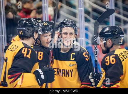 MAUER Frank (GER/Nr. 28) 2. v. links, jubelt nach seinem Tor zum 0:3, mit Marcel Goc (GER/N. 57), und Jonas MULLER, Muller, Mueller, (GER/, Nr. 41) und Yannik SEIDENBERG (GER/Nr. 36), goaljubel, jubilationtraube, Eishockey Halbfinale Kanada (CAN) - Deutschland (GER) 3:4, Eishockey-Men's Play-offs Halbfinale, Spiel 28 am 23.02.2018 Olympische Winterspiele 2018, vom 09.02. - 25.02.2018 in PyeongChang/Suedkorea. | Verwendung weltweit Stockfoto