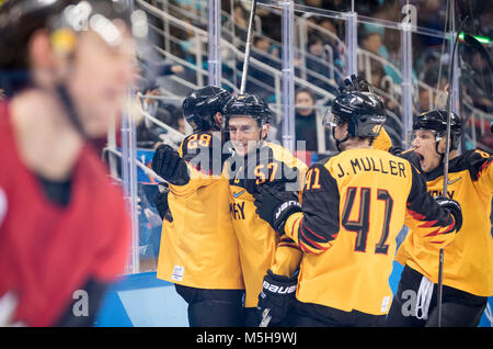 MAUER Frank (GER/Nr. 28) links, jubelt nach seinem Tor zum 0:3, mit Marcel Goc (GER/N. 57), goaljubel, jubilationtraube, Eishockey Halbfinale Kanada (CAN) - Deutschland (GER) 3:4, Eishockey-Men's Play-offs Halbfinale, Spiel 28 am 23.02.2018 Olympische Winterspiele 2018, vom 09.02. - 25.02.2018 in PyeongChang/Suedkorea. | Verwendung weltweit Stockfoto