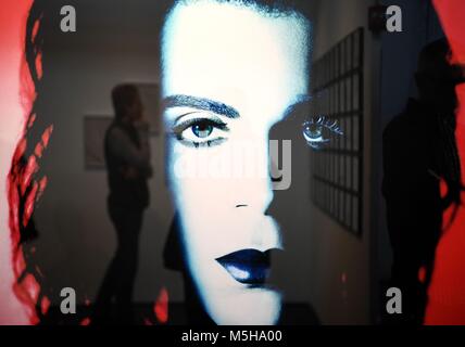 San Francisco, USA. 23 Feb, 2018. Besucher sehen die fotografischen Arbeiten am 'Photofairs San Francisco in San Francisco, USA, Nov. 23, 2018. Credit: Wu Xiaoling/Xinhua/Alamy leben Nachrichten Stockfoto