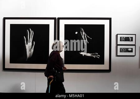 San Francisco, USA. 23 Feb, 2018. Ein Besucher Führungen zu "Photofairs San Francisco in San Francisco, USA, Nov. 23, 2018. Credit: Wu Xiaoling/Xinhua/Alamy leben Nachrichten Stockfoto