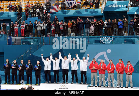 Pyeongchang, Südkorea. 24 Feb, 2018. Champion Team der Vereinigten Staaten (C), auf den Zweit- plazierten Team Schweden (L) und dem drittplatzierten Team Schweiz posieren für Fotos während der siegerehrung der Männer Curling bei den Olympischen Winterspielen 2018 PyeongChang an Gangneung Curling Center, Gangnueng, Südkorea, 24.02.2018. Quelle: Ma Ping/Xinhua/Alamy leben Nachrichten Stockfoto