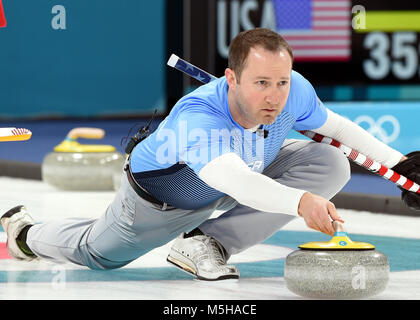 Pyeongchang, Südkorea. 24 Feb, 2018. Tyler George der Vereinigten Staaten konkurriert, während Männer curling Finale gegen die Schweiz an der 2018 PyeongChang Winter-olympischen Spiele bei Gangneung Curling Center, Gangnueng, Südkorea, 24.02.2018. Team USA gewann 10:7 und behauptete die Goldmedaille. Quelle: Ma Ping/Xinhua/Alamy leben Nachrichten Stockfoto