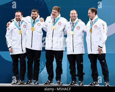 Pyeongchang, Südkorea. 24 Feb, 2018. Champion Team der Vereinigten Staaten posieren für Fotos während der siegerehrung der Männer Curling bei den Olympischen Winterspielen 2018 PyeongChang an Gangneung Curling Center, Gangnueng, Südkorea, 24.02.2018. Quelle: Ma Ping/Xinhua/Alamy leben Nachrichten Stockfoto