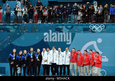 Pyeongchang, Südkorea. 24 Feb, 2018. Champion Team der Vereinigten Staaten (C), auf den Zweit- plazierten Team Schweden (L) und dem drittplatzierten Team Schweiz posieren für Fotos während der siegerehrung der Männer Curling bei den Olympischen Winterspielen 2018 PyeongChang an Gangneung Curling Center, Gangnueng, Südkorea, 24.02.2018. Quelle: Ma Ping/Xinhua/Alamy leben Nachrichten Stockfoto