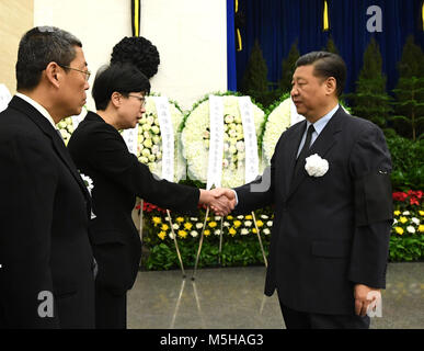 (180224) - Peking, 24.02.2018 (Xinhua) - der chinesische Präsident Xi Jinping (R) schüttelt Hände mit Luo Haocai's Familie sein Beileid an Babaoshan revolutionäre Friedhof in Peking, der Hauptstadt von China, 24.02.2018, zu verlängern. Die Überreste der Luo Haocai, ehemaliger stellvertretender Vorsitzender des Nationalen Ausschusses der Chinese People's Political Consultative Conference, war am Samstag in Peking verbrannt. Xi Jinping, Li Keqiang, Zhang Dejiang, YU Zhengsheng, Zhang Zhanshu Jaili, Li, Wang Yang, Zhao, Han Zheng Leji und andere Führungskräfte zahlten ihre letzte Ehre im Dienst an Babaoshan revolutionäre Ceme Stockfoto