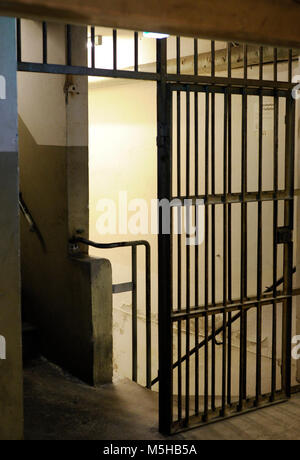 Nationalsozialismus Documentation Center. Memorial Museum der Gestapo Gefängnis im EL-DE-Haus. 1979 gegründet. Es war die Zentrale der Geheimpolizei (Gestapo) zwischen 1935 und 1945. Detail aus dem Gefängnis auf dem Keller. Köln. Deutschland. Stockfoto