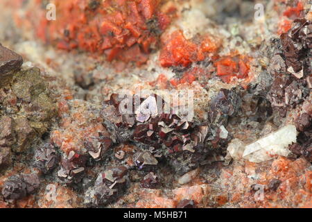 Pyramide Kristalle von Pyrit und rötlich Fluorit. Probe von Illo karbonat Steinbruch, Finnland. Stockfoto