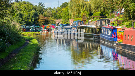 Günstig Canal schmale Boote auf der Staffordshire & Worcestershire Canal an Greensforge. Stockfoto