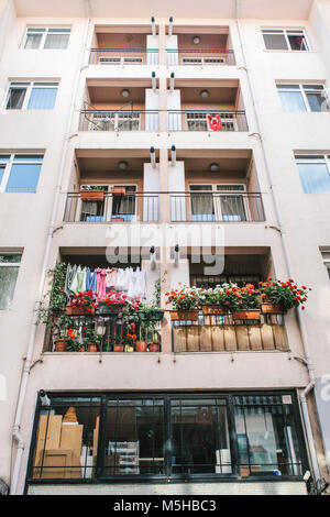 Wohnhaus in Istanbul mit Balkons mit Blumen und kleine türkische Flaggen dekoriert. Die Türkei. Der normalen Menschen leben. Stockfoto