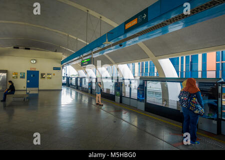 Singapur, Singapur - Januar 30, 2018: Unbekannter Menschen warten auf den Zug, Mass Rapid Transit MRT-Zug durch die Innenstadt. In 19 geöffnet Stockfoto