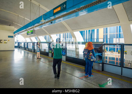 Singapur, Singapur - Januar 30, 2018: Unbekannter Menschen warten auf den Zug, Mass Rapid Transit MRT-Zug durch die Innenstadt. In 19 geöffnet Stockfoto