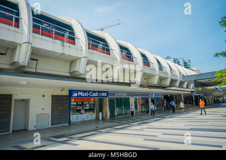 Singapur, Singapur - Januar 30, 2018: Singapore Mass Rapid Train MRT fährt auf der Strecke. Das MRT hat 106 Stationen und die MRT hat eine tägliche ridersh Stockfoto