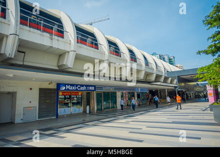 Singapur, Singapur - Januar 30, 2018: Singapore Mass Rapid Train MRT fährt auf der Strecke. Das MRT hat 106 Stationen und die MRT hat eine tägliche ridersh Stockfoto