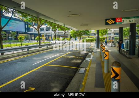 Singapur, Singapur - Januar 30, 2018: Im freien Blick auf den Parkplatz an der Außenseite eines Gebäudes mit einigen unbekannten Menschen zu Fuß in die Bürgersteige Stockfoto