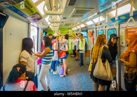 Singapur, Singapur - Januar 30, 2018: Nicht identifizierte Personen innerhalb eines Tran auf Mass Rapid Transit MRT-Zug durch die Innenstadt. Stockfoto