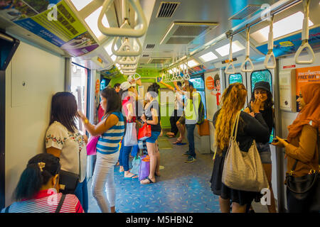 Singapur, Singapur - Januar 30, 2018: Nicht identifizierte Personen innerhalb eines Tran auf Mass Rapid Transit MRT-Zug durch die Innenstadt. Stockfoto