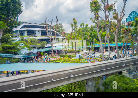 Singapur, Singapur - Februar 01, 2018: Im Freien von unbekannten Menschen zu Fuß auf dem Platz von Universal Studios Singapur ist ein Themenpark loc Stockfoto