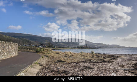 Am südlichen Ende der Ferienort von largs Blick nach Süden in Richtung der Marina und den Bleistift. Eine gute Tourismus Bild. Stockfoto