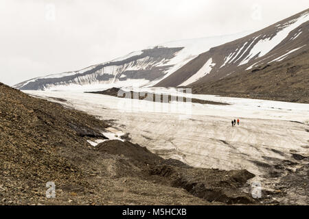 Svalbard, Norwegen - 6 August, 2017: Die Kante der longyear Gletschers in Longyearbyen auf Spitzbergen, Norwegen. Touristen wandern auf dem Eis. Stockfoto