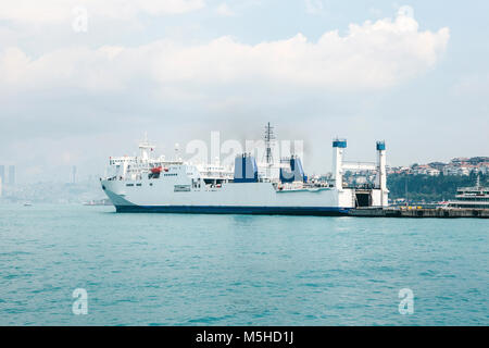 Tagsüber Panoramablick auf angedockt Frachtschiff. Stockfoto