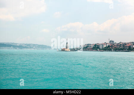 Der Leuchtturm auf dem Bosporus zwischen dem europäischen und asiatischen Teil von Istanbul. Auf der rechten Seite ist im asiatischen Teil der Stadt, auf der linken Seite ist das Europa Stockfoto