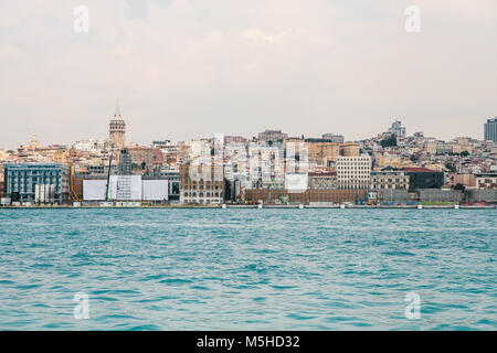 Tolle Aussicht auf den europäischen Teil von Istanbul gegen die schönen blauen Bosporus und Sky. Reisen in die Türkei. Stockfoto