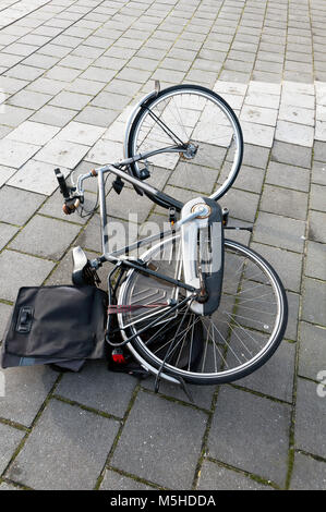 Fahrrad auf der Seite gehen Fliesen gefallen Stockfoto