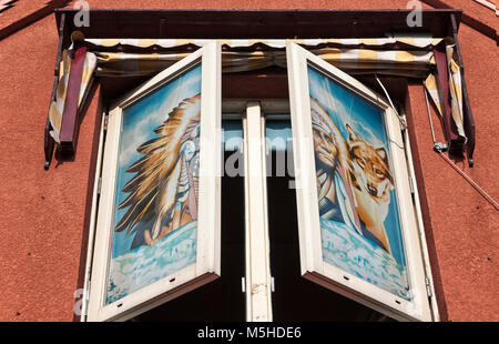 Zwei offene Fenster mit American native Gedruckt auf das Glas Stockfoto