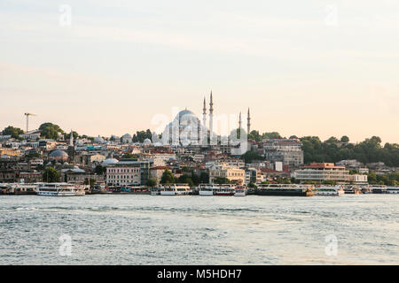 Eine schöne Aussicht auf die Blaue Moschee ist auch Sultanahmet im europäischen Teil von Istanbul genannt. Tolle Aussicht auf den europäischen Teil von Istanbul. Stockfoto