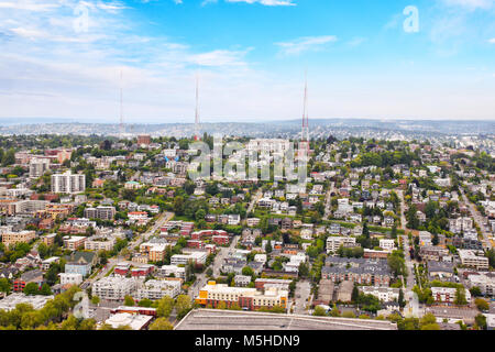 Seattle Stadtbild von Luftbild zeigt Vorstadtnachbarschaft mit Wohnhäusern, Streifen-Malle, kleine Unternehmen und Gemeinden. Stockfoto