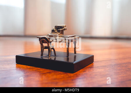 Miniatur alten Schreibtisch mit Schreibmaschine Makro Stockfoto