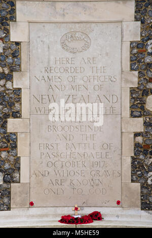 Eine Gedenktafel zu Ehren des vermissten Soldaten aus den Kämpfen des Ypernbogens in WWi-Tyne Cot Soldatenfriedhof Stockfoto