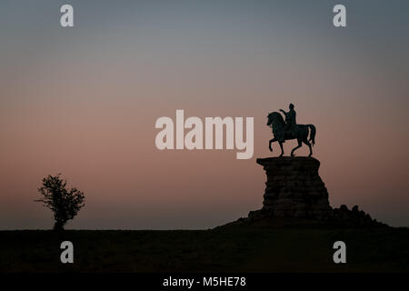 Copper Horse Statue von König Georg III. am Ende der langen Spaziergang in Windsor Great Park, kurz nach Sonnenuntergang genommen Stockfoto