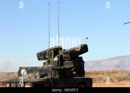 Us-Armee Soldaten im 2-263 rd Air Defense Artillery und 678Th Air Defense Artillery Brigade, South Carolina Army National Guard, Durchführung Validation Training in Fort Bliss in El Paso, Texas, 27. Dez. 2017 Jan. 14, 2018. Das Validation Training gipfelte mit einem Live Brand, wo Soldaten die Drohnen outlaw mit der Avenger Waffensystem und Schulter engagiert Stinger Raketen sowohl bei Tag als auch bei Nacht Feuer Operationen montiert. Stockfoto