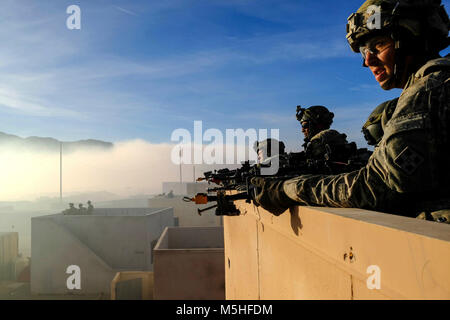 Infanteristen von Bajonett Firma, 1 Battalion, 38th Infantry Regiment, 1 Stryker Brigade Combat Team, 4 Infanterie Division, für einen Counter vorbereiten - Angriff während der entscheidenden Aktion Rotation 18-03 am National Training Center, 13. Die Ausbildung ist eine Widerspiegelung der Komplexität der potentielle Gegner unserer Nation gegenüberstellen könnte und beinhalten: Guerilla, die Aufständischen, Kriminellen und in der Nähe von-Peer konventionelle Streitkräfte in einem dynamischen Umfeld verwoben. (U.S. Armee Stockfoto