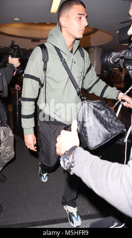 Kourtney Kardashian kommt am internationalen Flughafen von Los Angeles mit ihrem Freund Mit: Younes Bendjima Wo: Los Angeles, Kalifornien, Vereinigte Staaten, wenn: 23 Jan 2018 Credit: WENN.com Stockfoto