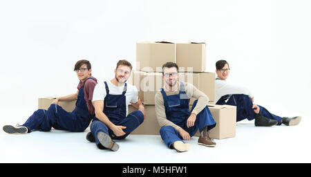 Freundliche Mitarbeiter mit gestapelte Kisten isoliert auf Weiss. Stockfoto