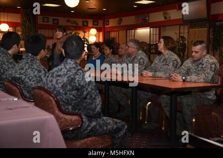 Eine Jury bestehend aus Senior Leadership in erster Linie aus der 374 Gruppe beantworten Fragen von Koku Jietai Kadetten während einer Basic Maintenance Officer Tour an Yokota Air Base, Japan, Feb 1, 2018 aufgefangen. Das Panel wurde bereitgestellt, um die kadetten ein besseres Verständnis der Struktur und der pflegeprozess zu generieren. (U.S. Air Force Stockfoto