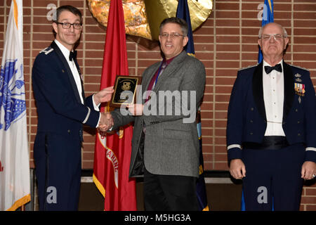 Oberst Scott Kain, Arnold Engineering Entwicklung komplexer Commander, Links, und pensionierte USAF Generalmajor Michael Whittemer, ehemaliger Arnold Engineering Development Center Commander, rechts, präsentiert die Navigation Warfare Direct Inject Fähigkeit Team, 704Th Test Group, mit dem AEDC außergewöhnliche Innovator Award, 2. Februar 2018 an der Arnold Lakeside Club. Kapitän Donald Schneider, 704Th Test Gruppe, nehmen die Auszeichnung im Namen des Teams. Stockfoto