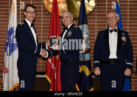 Oberst Scott Kain, Arnold Engineering Entwicklung komplexer Commander, präsentiert die Unempfindlich Munition Penetrator Test Team, 704Th Test Gruppe, geführt von Herrn AJ Campello, mit dem AEDC Safety Award, 2. Februar 2018 an der Arnold Lakeside Club. Lieutenant Colonel Sean Mussil, Test 846th Squadron, nehmen die Auszeichnung im Namen des Teams. Stockfoto