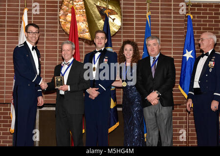 Oberst Scott Kain, Arnold Engineering Entwicklung komplexer Commander, Links, und pensionierte USAF Generalmajor Michael Whittemer, ehemaliger Arnold Engineering Development Center Commander, rechts, präsentiert die Hauptstadt Verbesserungen Team, Test Systeme Erhaltung Abteilung, unter der Leitung von Herrn Mike Dent, mit dem AEDC Gen. Lee Gossick Team Excellence Award, 2. Februar 2018 an der Arnold Lakeside Club. Stockfoto