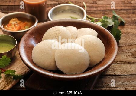 Idli mit sambar Chutney - South Indian Frühstück aus Linsen und Reis Stockfoto