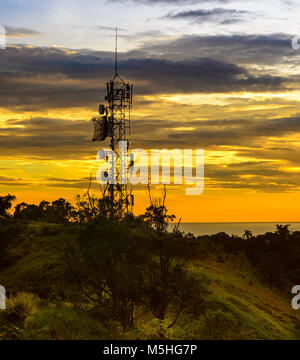 Telekommunikation und Sendetürme mit Sonnenuntergang Himmel im Hintergrund an der Küste von Sao Paulo. Stockfoto