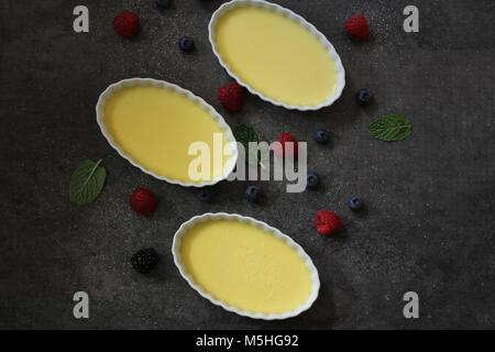 Hausgemachte Crème Brûlée Pudding bereit, Taschenlampe Stockfoto