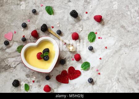 Hausgemachte Crème Brûlée Pudding bereit, Taschenlampe Stockfoto