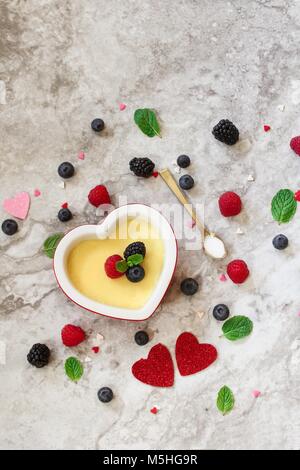 Hausgemachte Crème Brûlée Pudding bereit, Taschenlampe Stockfoto